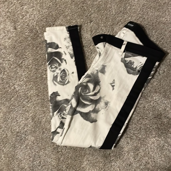 Hudson Leo Super Skinny Crop. Size 28. - Picture 3 of 6